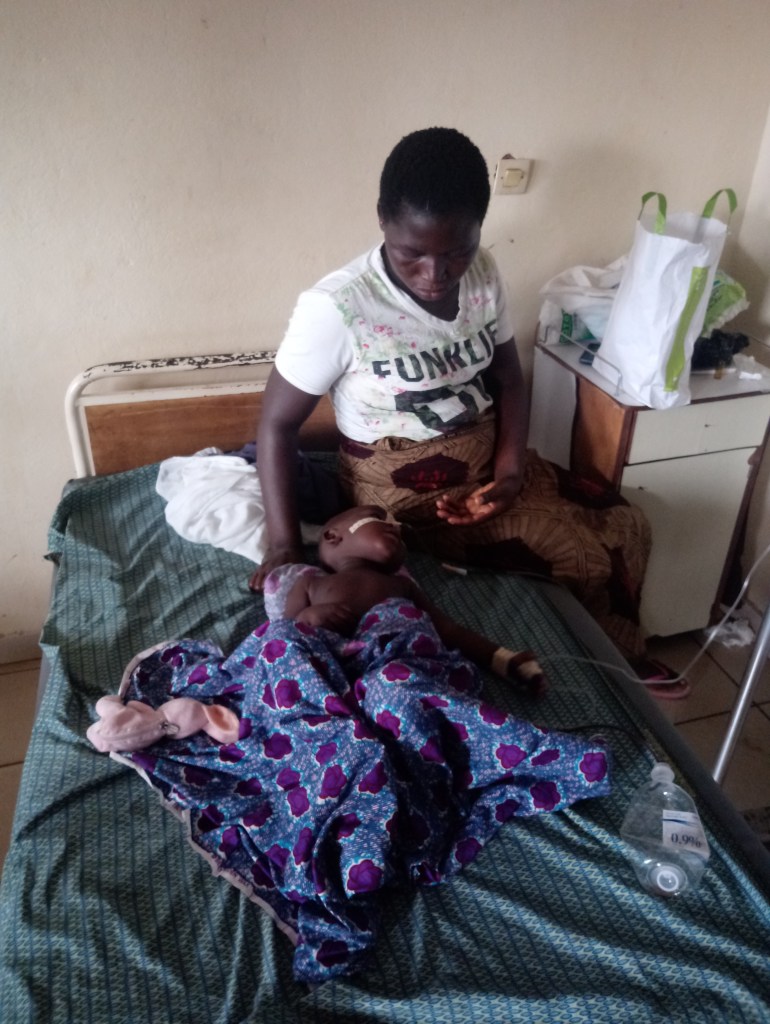 Dieudonné con la sua mamma nel letto dell'ospedale