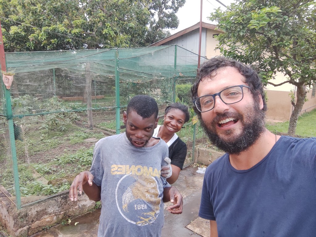 Koffi appena lavato con mamma Tehia e me. Quella settimana era rock con la maglia anni '80 dei Ramones!