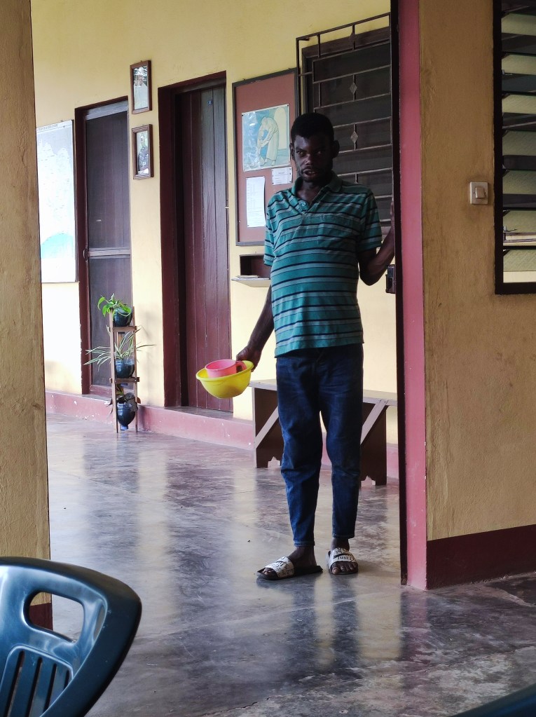 Koffi alla porta della missione viene a salutarci!