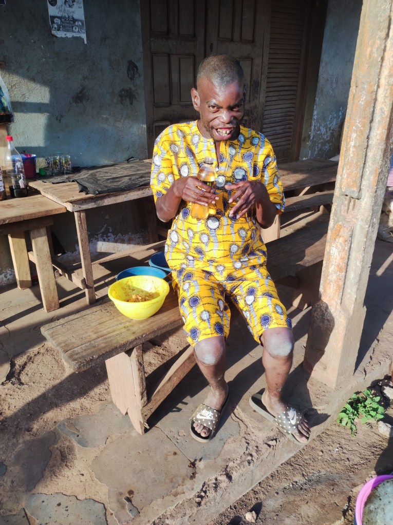 Koffi è contento di mangiare il suo spezzatino