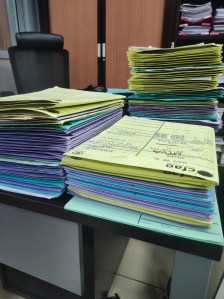 I faldoni su ogni scrivania di Abidjan