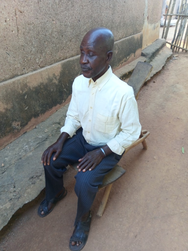 Anziano signore elegante per la celebrazione del Natale