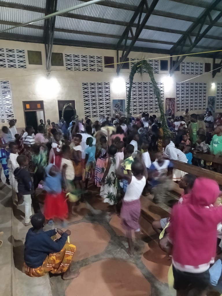 Balli al termine della Messa di Natale