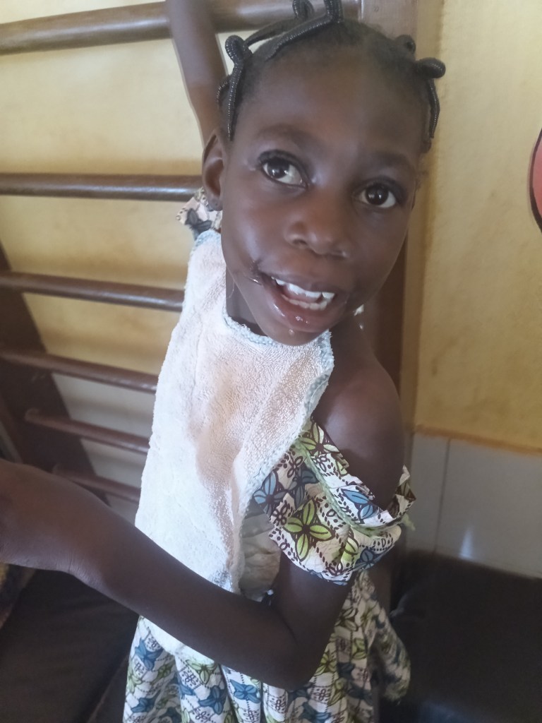 Divine al centro di fisioterapia per fare esercizi con la sua mano debole