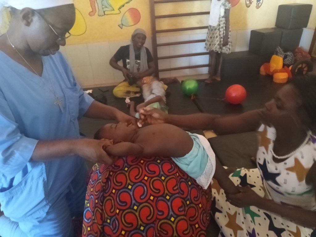 Suor Lucie e la fisioterapia con Miracle