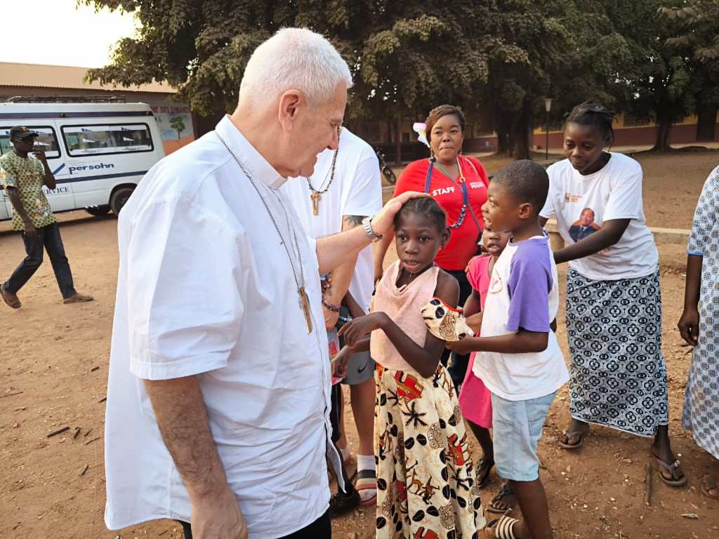 Il Vescovo benedice Divine