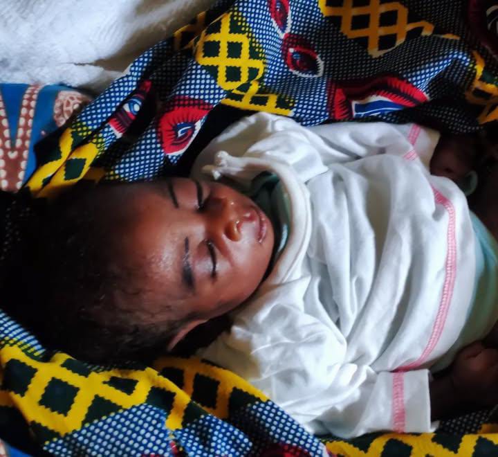 La piccola Miracle arriva al villaggio