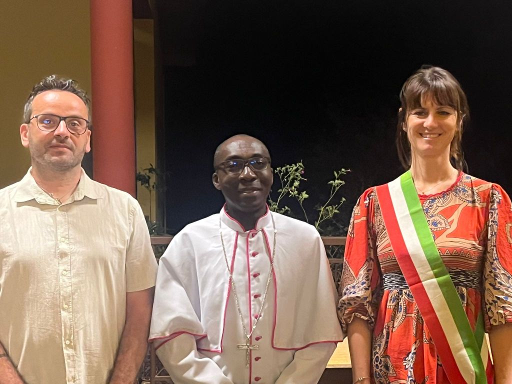 La sindaca di Sovere Federica il dirigente Salvatore con il vescovo Jean-Pierre