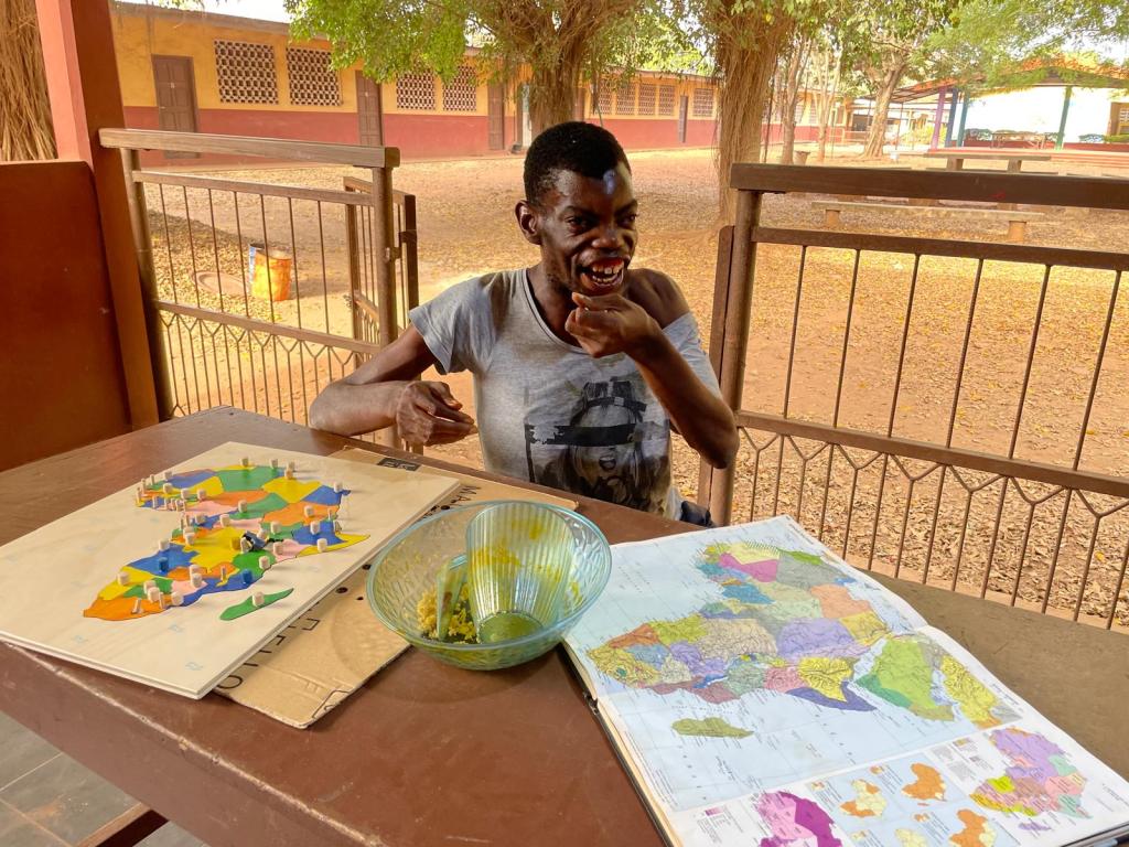 Koffi con gli strumenti montessoriani